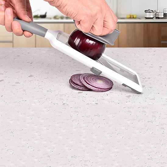 coupe legumes avec mecanisme protegeant les doigts pendan la decoupe