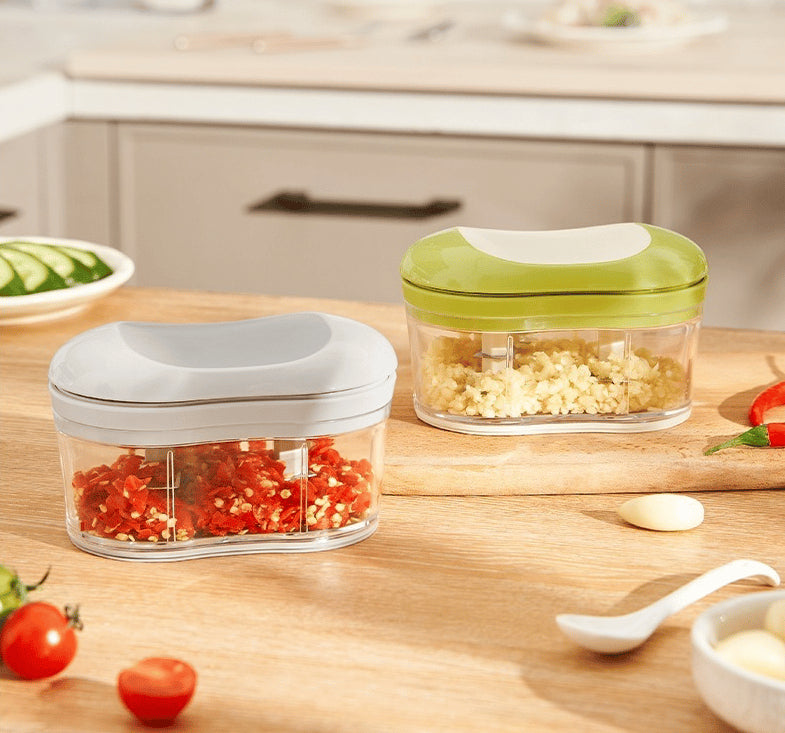 hachoir manuel en action hachant des oignons rapidement