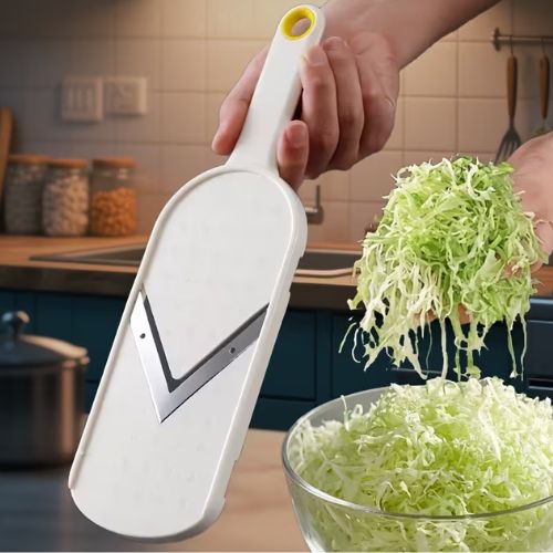 utilisation du hachoir manuel pour couper rapidement les legumes frais